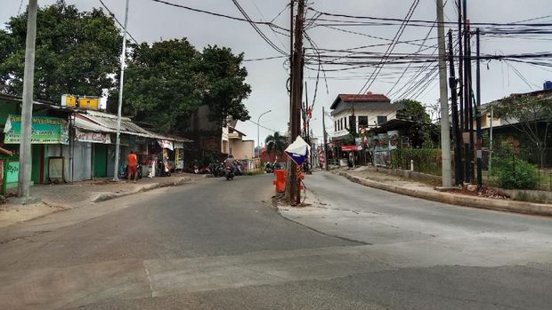 Tiang berada di tengah Jl Erha Depok, Jawa Barat. Tiang-tiang itu disebut membahayakan pengendara yang lewat.
