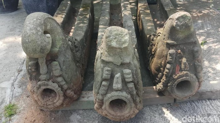 Tiga arca jaladwara yang ditemukan di pinggir sungai di Klaten, Jawa Tengah. Tiga arca yang diduga berasal dari abad 8-9 M ini dievakuasi ke Balai Desa Taji, Klaten, Kamis (19/8/2021).