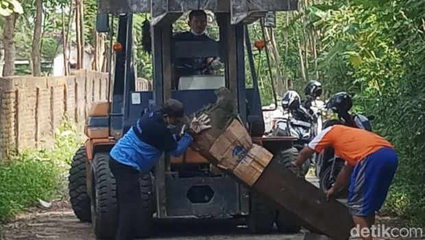 Tiga arca jaladwara yang ditemukan di pinggir sungai di Klaten, Jawa Tengah. Tiga arca yang diduga berasal dari abad 8-9 M ini dievakuasi ke Balai Desa Taji, Klaten, Kamis (19/8/2021).