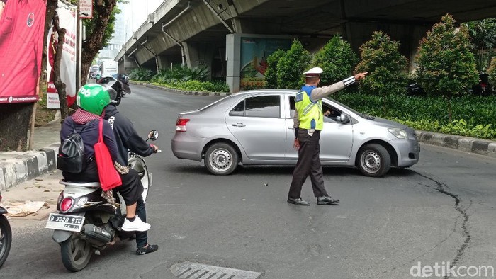 Titik penjagaan ganjil genap di Jalan Gatot Subroto