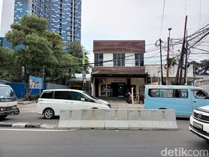 Barrier Beton Dipasang di Putar Balik Jl Palmerah Utara Biar Nggak Macet!