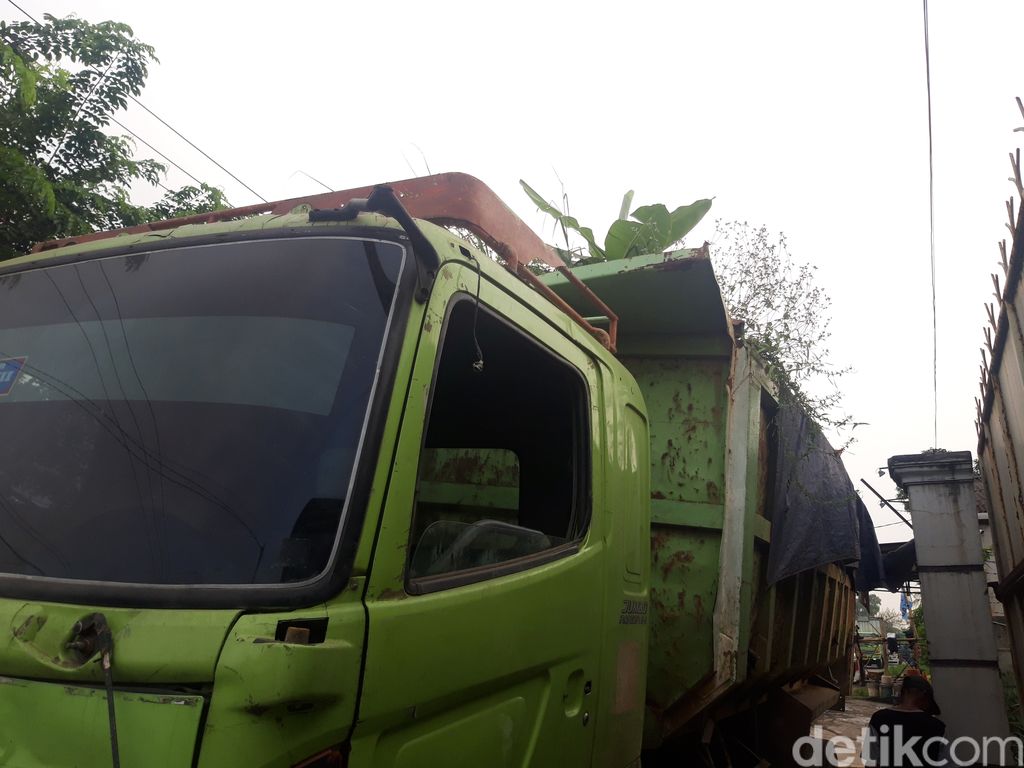 Truk terbengkalai ditumbuhi pohon pisang, 19 Agustus 2021. (Rakha Arlyanto Darmawan/detikcom)