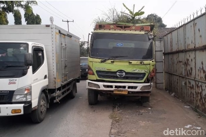 Truk terbengkalai ditumbuhi pohon pisang, 19 Agustus 2021. (Rakha Arlyanto Darmawan/detikcom)