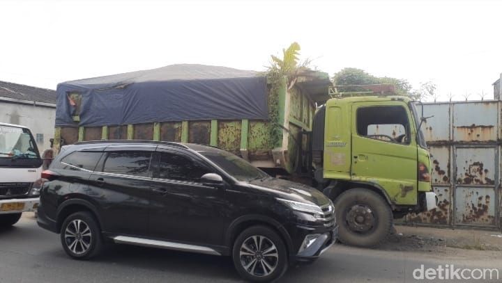 Truk terbengkalai ditumbuhi pohon pisang, 19 Agustus 2021. (Rakha Arlyanto Darmawan/detikcom)