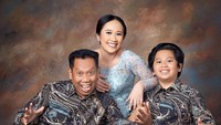 Momen Tukul saat mengisi acara di salah satu stasiun TV nasional Indonesia. Saat ini, komedian itu sedang sakit dan mendapat perawatan di rumah sakit. Instagram @tukul.arwanaofficial.