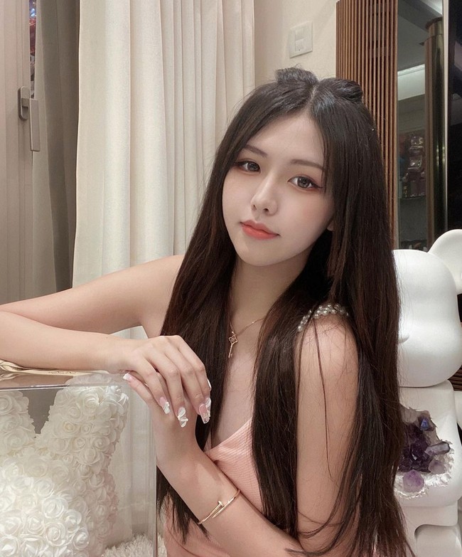 Ukei yang beru berusia 17 tahun itu adalah kontestan Miss Hong Kong 2021. Foto: dok instagram