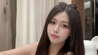 Mereka bertemu pertama kali dalam sebuah acara pesta di kapal pesiar pada Juni. Stephen Chow lalu mengutarakan ketertarikannya pada Ukei. Foto: dok instagram