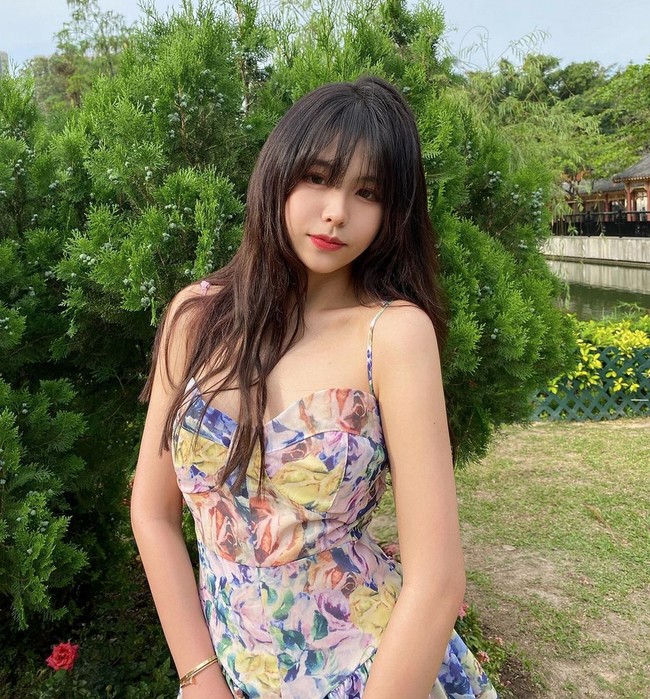 Stephen Chow digosipkan pacaran dengan Ukei yang 42 tahun lebih muda darinya. Ukei Cheung juga datang dari industri hiburan. Foto: dok instagram