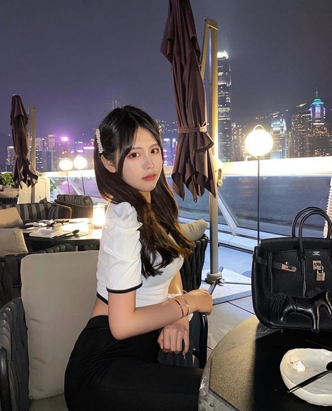 Meski begitu, asisten Stephen Chow membantah kedekatan keduanya. Stpehen tidak dekat dengan gadis itu. Ada beberapa orang lain di atas boat tersebut, ujar sang asisten. Foto: Instagram