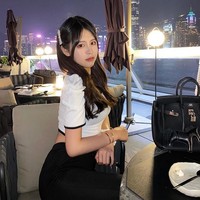 Meski begitu, asisten Stephen Chow membantah kedekatan keduanya. Stpehen tidak dekat dengan gadis itu. Ada beberapa orang lain di atas boat tersebut, ujar sang asisten. Foto: Instagram