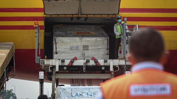 Petugas cargo menurunkan envirotainer berisi vaksin COVID-19 Pfizer dari pesawat setibanya di Terminal Cargo Bandara Internasional Soekarno Hatta, Tangerang, Banten, Kamis (19/8/2021). Sebanyak 1,5 juta vaksin COVID-19 Pfizer tiba perdana di Indonesia yang bakal dialokasikan untuk program vaksinasi nasional. ANTARA FOTO/Fauzan/foc.