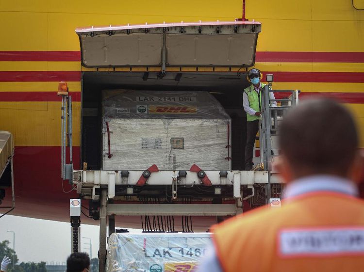 Hore! 1,5 Juta Vaksin Pfizer Tiba Perdana di Bandara Soeta