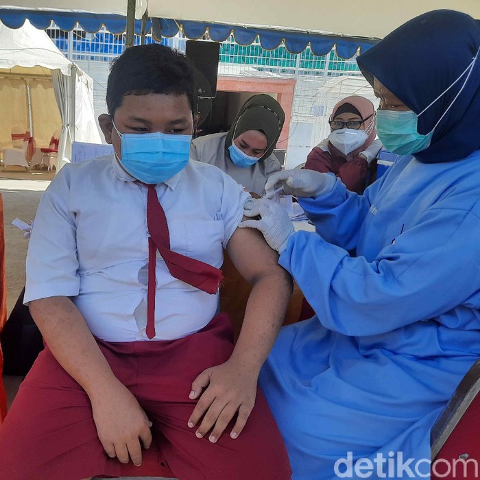 Vaksinasi COVID-19 anak di Surabaya sudah mencapai 60 ribu lebih untuk dosis pertama. Jenis vaksin yang disuntikkan kepada pelajar usia di atas 12 tahun yakni Sinovac.