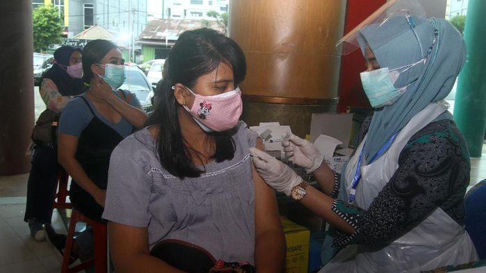 Petugas kesehatan menyuntikkan vaksin COVID-19 kepada ibu hamil di Surabaya, Jawa Timur, Kamis (19/8/2021). Vaksinasi COVID-19 dosis kesatu bagi ibu hamil dengan usia kehamilan 13 minggu hingga 33 minggu tersebut menargetkan 1.000 penerima vaksin.  ANTARA FOTO/Didik Suhartono/hp.