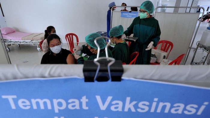 VAKSINASI COVID-19 MASSAL IBU HAMIL Petugas kesehatan menyuntikkan vaksin COVID-19 kepada ibu hamil di Surabaya, Jawa Timur, Kamis (19/8/2021). Vaksinasi COVID-19 dosis kesatu bagi ibu hamil dengan usia kehamilan 13 minggu hingga 33 minggu tersebut menargetkan 1.000 penerima vaksin. ANTARA FOTO/Didik Suhartono/hp.