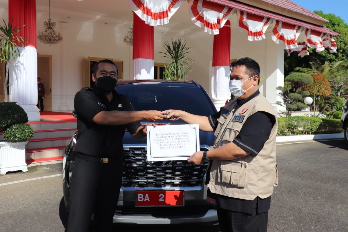 Wagub Sumbar serahkan mobil dinas barunya ke Satgas COVID-19 (Jeka-detikcom)