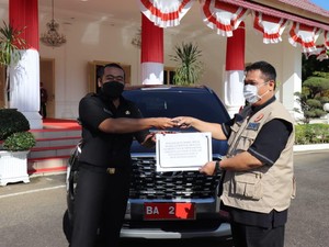 Wagub Sumbar Juga Serahkan Mobdin ke Satgas Covid-19, Begini Momennya