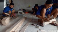 Kami (Rutan) menjalin kerjasama dengan Doni Tirto Miniatur sebagai pihak ketiga, yaitu sekumpulan remaja desa Kalikajar Kecamatan Kaligondang yang selama ini memproduksi mainan jenis itu, kata Plt Kepala Rutan Kelas IIB Purbalingga Bluri Wijaksono saat ditemui, Kamis (19/8/2021).