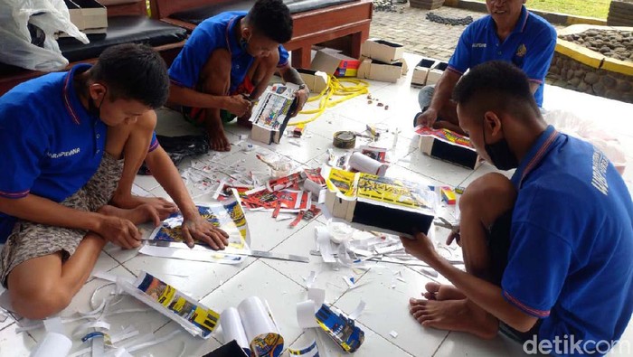 Warga Binaan Rutan Raup Cuan dari Produksi Mainan Truk Oleng Warga binaan Rutan Kelas IIB Kabupaten Purbalingga, Jawa Tengah sangat produktif. Setiap harinya mereka membuat puluhan sampai ratusan mainan miniatur truk oleng.