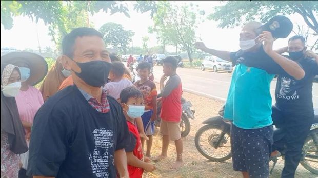 warga madiun mendapat kaus dari jokowi