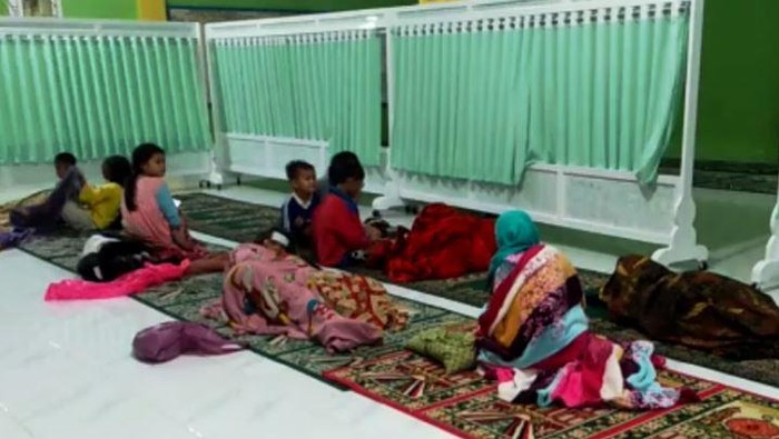 Warga yang diungsikan oleh petugas ketika banjir terjadi di beberapa titik di Kota Padang, Rabu (18/8) malam. (ANTARA/FathulAbdi)