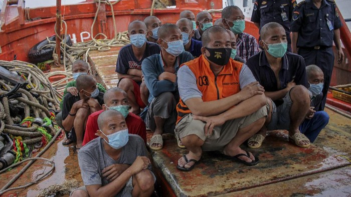 Personel Direktorat Jenderal Pengawasan Sumber Daya Kelautan dan Perikanan (PSDKP) mengamankan kapal asing beserta anak buah kapal (ABK) di Pelabuhan Pangkalan PSDKP Batam, Kepulauan Riau, Jumat (20/8/2021). PSDKP berhasil mengamankan kapal asing yang melakukan penangkapan ikan secara ilegal beserta 22 awak kapal berkewarganegaraan Vietnam di Perairan Natuna Utara. ANTARA FOTO/Teguh Prihatna/rwa.