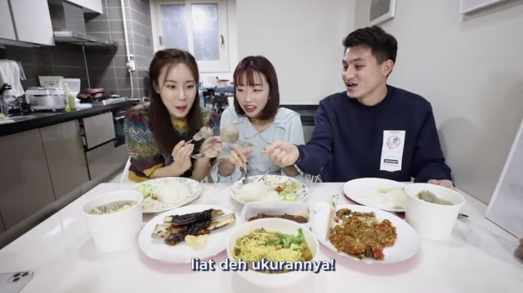 5 Momen Sunny Dahye Cicip Makanan Indonesia Bareng Orang Korea