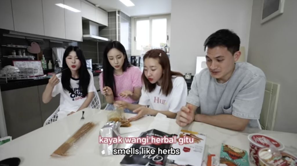 5 Momen Sunny Dahye Cicip Makanan Indonesia Bareng Orang Korea