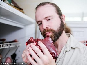 5 Pola Makan Ini Bikin Orang Mual, Makan Jeroan Mentah dan Daging Busuk