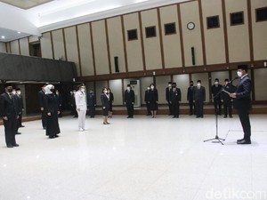 Anies Lantik 13 Pejabat DKI, Termasuk Kadis Dukcapil dan Kadis Perumahan