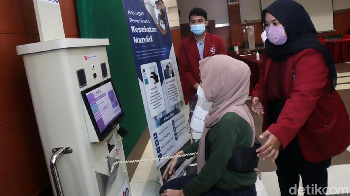 Institut Teknologi Telkom Surabaya (ITTS) punya inovasi untuk membantu nakes dalam pemeriksaan kesehatan. Inovasi tersebut diberi nama Anjungan Pemeriksaan Kesehatan Mandiri (APKM).