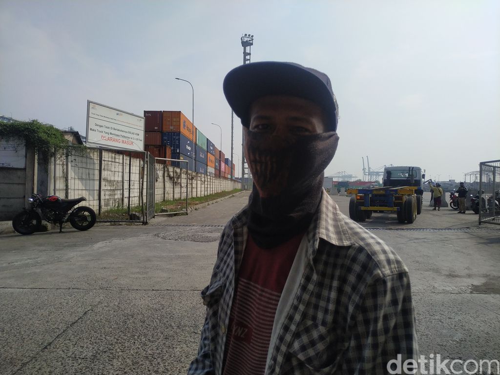 Anta (masker putih) dan Akbar (buff cokelat). (Athika Rahma/detikcom)