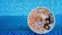 Menariknya lagi dari Aquavilla adalah traveler dapat menikmati sarapan di kolam renang yang berada di teras vila. Kemudian, traveler juga akan mendapatkan kudapan di siang hari dan dapat mengakses minibar secara gratis. Foto: dok. Aston Anyer Beach Hotel