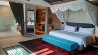 Kamar ini dilengkapi dengan kasur jumbo dengan ukuran 300 x 200 sentimeter. Kemudian terdapat juga ruang tamu. Foto: Putu Intan/detikcom