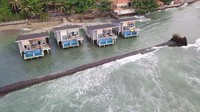 Sensasi menginap ala Maldives ini dapat traveler nikmati di Aquavilla. Aquavilla merupakan salah satu spot andalan Aston Anyer Beach berupa 4 bangunan vila di pinggir laut. Foto: dok. Aston Anyer Beach Hotel