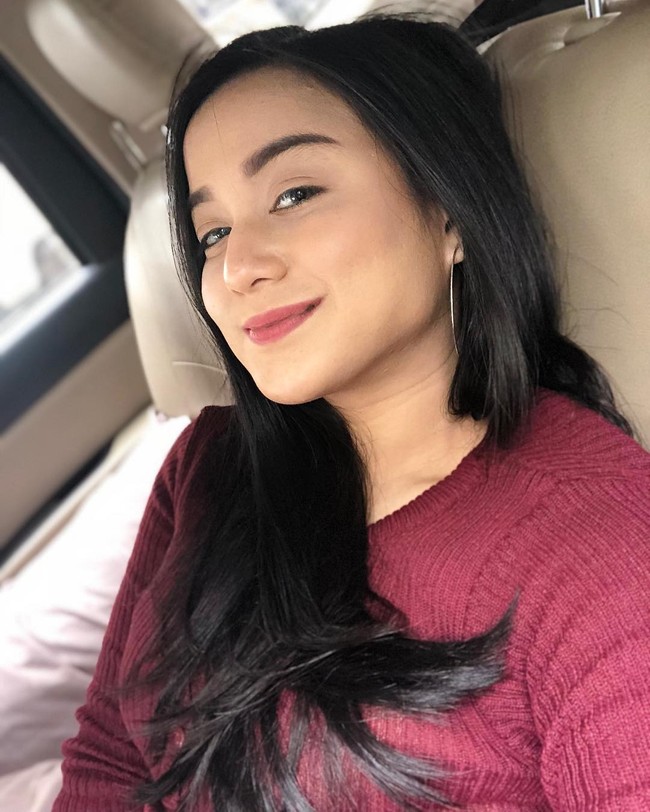 Penyanyi dangdut sekaligus pesinetron, Juwita Bahar dijodohkan saat berusia 17 tahun. Dia bertunangan dengan Barry Muhammad, yang merupakan putra dari teman ibunya Annisa Bahar pada tahun 2013. Sayangnya pertunangan itu tidak berlanjut ke jenjang pernikahan karena Barry menikah dengan wanita lain saat masih berstatus sebagai tunangan Juwita Bahar. Foto: Instagram