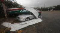 Atap paviliun roboh dan menimpa dua mobil.  