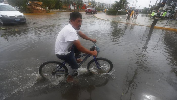 Badai Grace Porakporanda Meksiko Agustin Mariche begins to clear debris after a tree fell on his room, brought down by the winds of Hurricane Grace in Tulum, Quintana Roo state, Mexico, Thursday, Aug. 19, 2021. The Category 1 storm made landfall at 4:45 a.m., just south of the ancient Mayan temples of Tulum, pelting the Caribbean coast with heavy rain and pushing a dangerous storm surge. (AP Photo/Marco Ugarte)