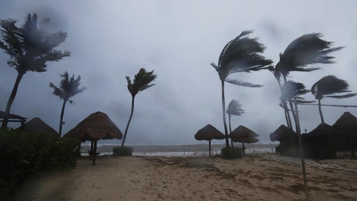 Badai Grace Porakporanda Meksiko Agustin Mariche begins to clear debris after a tree fell on his room, brought down by the winds of Hurricane Grace in Tulum, Quintana Roo state, Mexico, Thursday, Aug. 19, 2021. The Category 1 storm made landfall at 4:45 a.m., just south of the ancient Mayan temples of Tulum, pelting the Caribbean coast with heavy rain and pushing a dangerous storm surge. (AP Photo/Marco Ugarte)