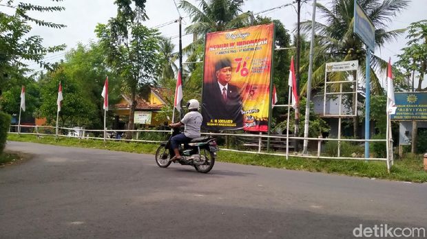 Baliho bergambar Soeharto di Pekalongan