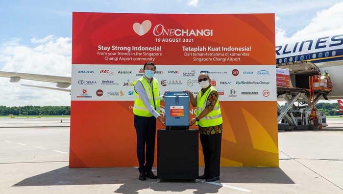 CEO Changi Airport Group, Lee Seow Hiang (kiri) menyerahkan konsentrator oksigen kepada Duta Besar Indonesia untuk Singapura, Suryo Pratomo sebagai bentuk dukungan terhadap perjuangan Indonesia melawan pandemi Covid-19, pada 19 Agustus 2021.