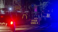 Polresta Banjarmasin mulai memberlakukan penerapan jam malam saat PPKM Level 4 mulai pukul 20.00 WITA dengan menutup akses ke dalam kota dan mematikan lampu penerangan jalan umum utama di Kota Banjarmasin guna mengurangi serta membatasi mobilitas warga untuk menekan dan memutus mata rantai penyebaran virus COVID-19. 