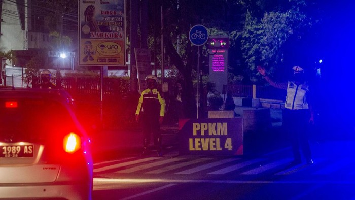 Banjarmasin Berlakukan Jam Malam Kota Banjarmasin, Kalimantan Selatan masuk ke dalam daftar wilayah yang menerapkan pemberlakuan pembatasan kegiatan masyarakat (PPKM) level 4. Polresta Banjarmasin memberlakukan penerapan jam malam saat PPKM level 4 di wilayah kota setempat.