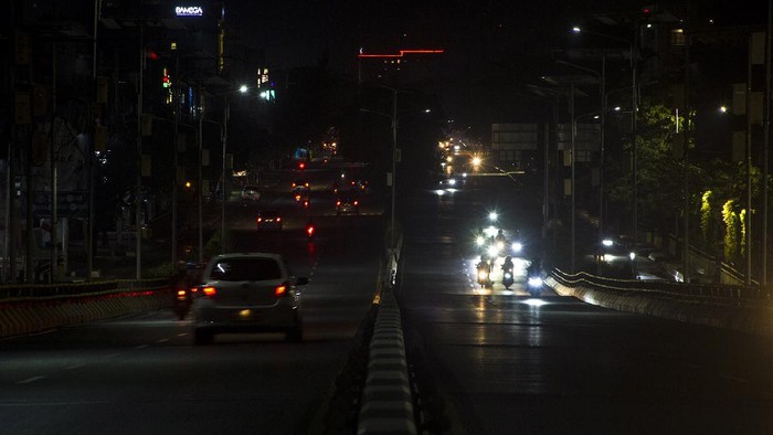 Banjarmasin Berlakukan Jam Malam Kota Banjarmasin, Kalimantan Selatan masuk ke dalam daftar wilayah yang menerapkan pemberlakuan pembatasan kegiatan masyarakat (PPKM) level 4. Polresta Banjarmasin memberlakukan penerapan jam malam saat PPKM level 4 di wilayah kota setempat.