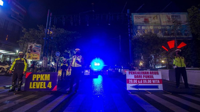 Kota Banjarmasin, Kalimantan Selatan masuk ke dalam daftar wilayah yang menerapkan pemberlakuan pembatasan kegiatan masyarakat (PPKM) level 4. Polresta Banjarmasin memberlakukan penerapan jam malam saat PPKM level 4 di wilayah kota setempat.