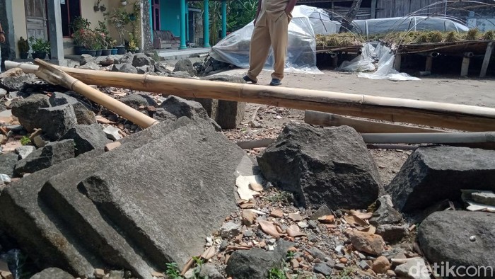 Batu bekas struktur candi di Klaten, Jumat (20/8/2021).