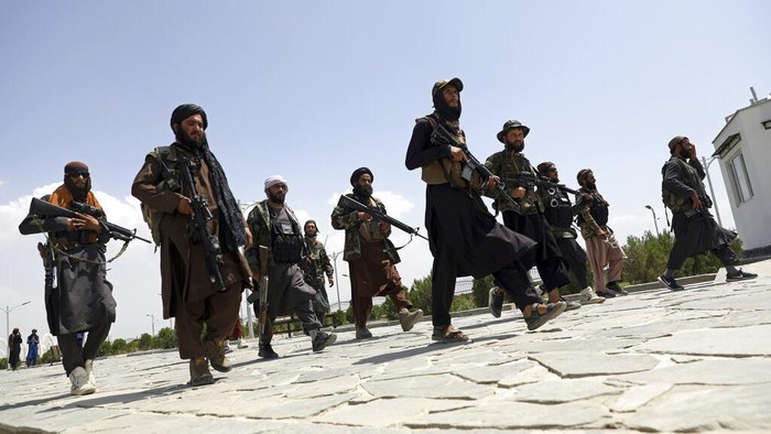 Operasi militer yang digencarkan Taliban membutuhkan dana yang tidak sedikit meski tidak diketahui secara pasti besaran dana namun dikutip VOA, Taliban diprediksi mampu menghasilkan US$300 juta hingga US$1,6 miliar per tahunnya.