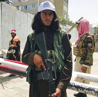 Pada 1996 hingga 2001 saat Taliban berkuasa, seperti dikutip dari Al Jazeera, wanita dilarang pergi bekerja, anak-anak perempuan tidak boleh bersekolah dan para wanita harus menutup wajahnya atau memakai burkak, serta wanita harus ditemani saudara pria jika ingin keluar rumah. Ketika para wanita tak bisa bebas berpakaian, para pria Taliban yang justru bersolek. (Foto: AP Photo)