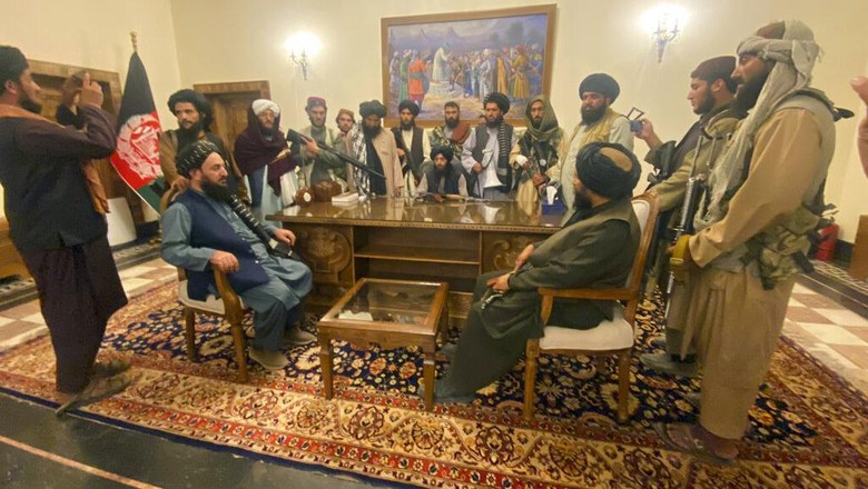 Berhasil Taklukkan Afghanistan Dari Mana Sumber Dana Taliban? Operasi militer yang digencarkan Taliban membutuhkan dana yang tidak sedikit meski tidak diketahui secara pasti besaran dana namun dikutip VOA, Taliban diprediksi mampu menghasilkan US$300 juta hingga US$1,6 miliar per tahunnya.