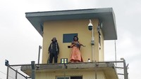 Selain itu, masalah korupsi berat di berbagai lini pemerintahan menurunkan kepercayaan warga dari berbagai suku hingga memberikan dukungannya ke milisi Taliban. AP Photo.